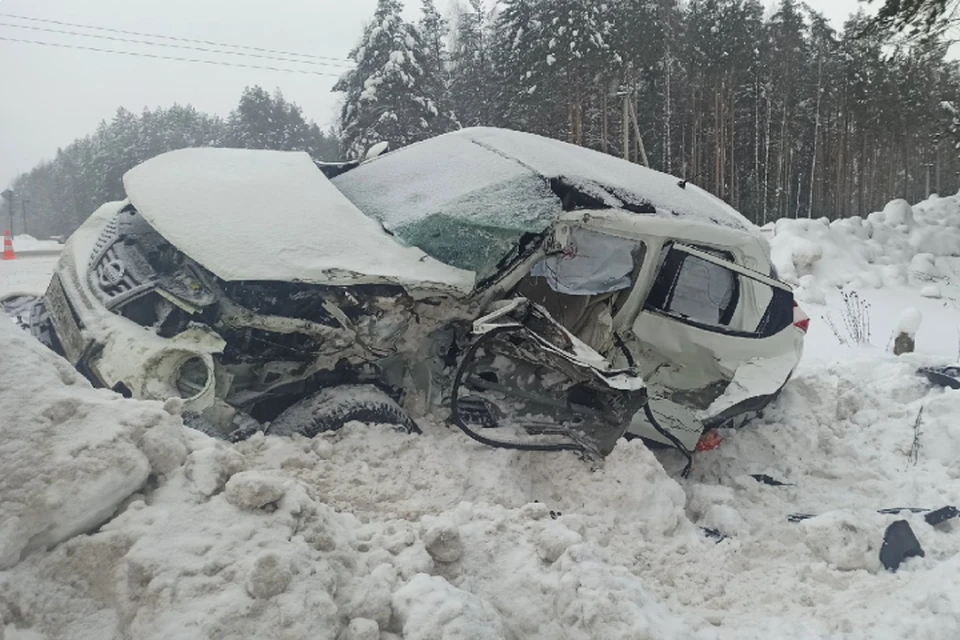 Водитель грузовика не пропустил легковушку, хотя обязан был сделать это, из-за чего и произошло столкновение. Фото: vk.com/gibdd43