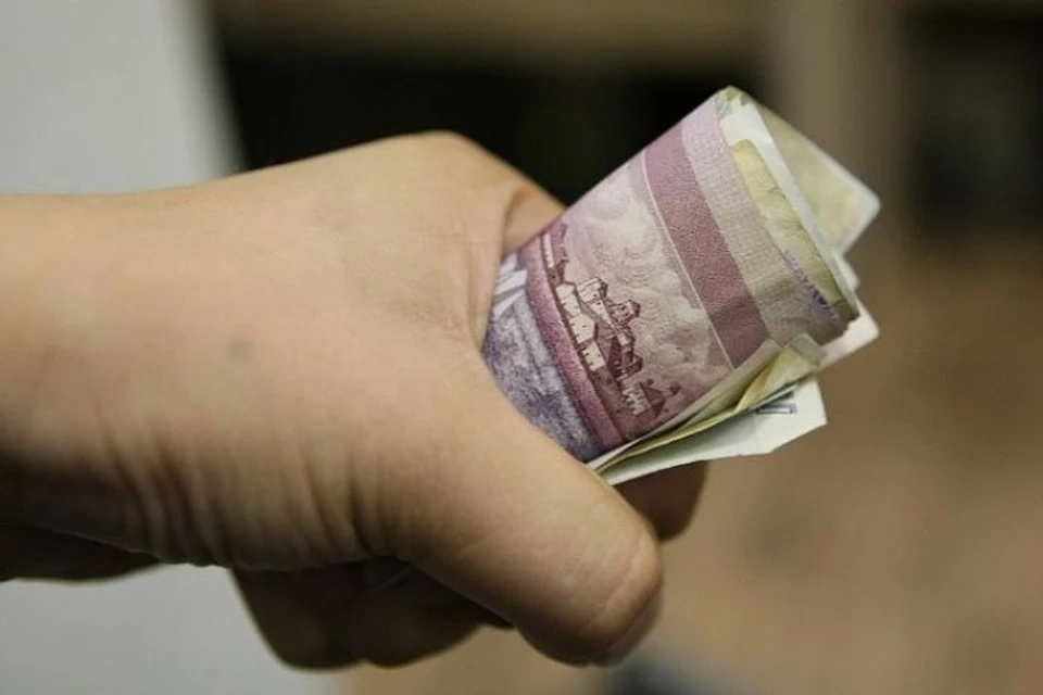 Он угрожал водителю, говоря, что тот чуть не сбил его и ребенка.