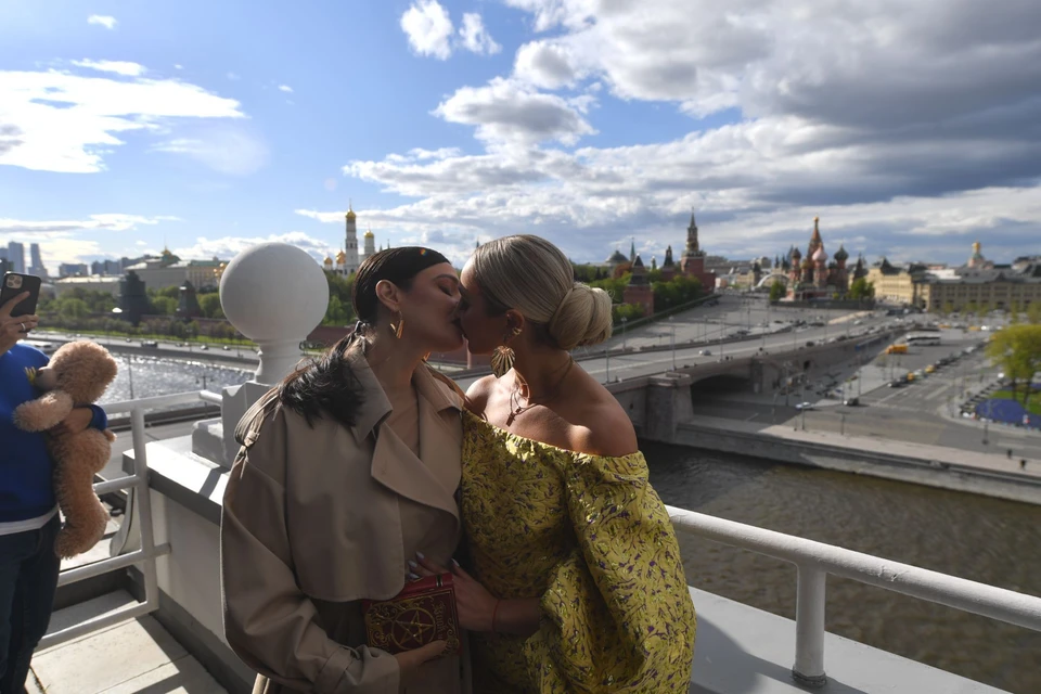 Алёна Водонаева и Ольга Бузова повторили трюк с поцелуем Мадонны и Бритни Спирс