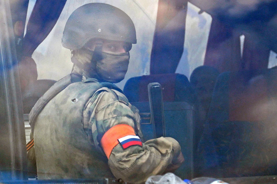 Военнослужащий в автобусе, подготовленном для эвакуации сдающихся "азовцев".
