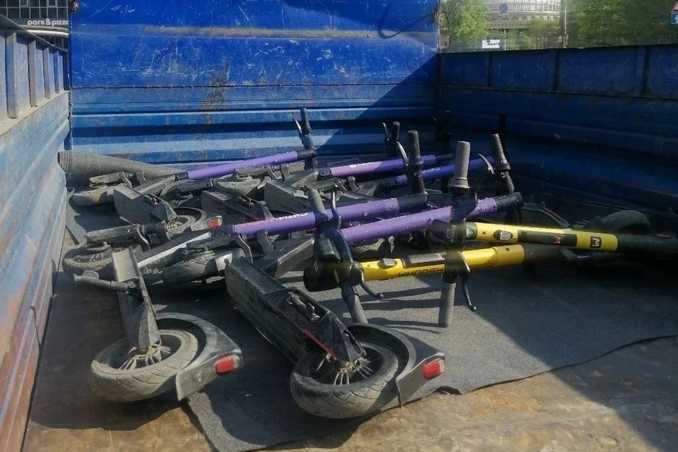 На прошлой неделе самокаты изымали чиновники. Фото: пресс-служба мэрии Новосибирска