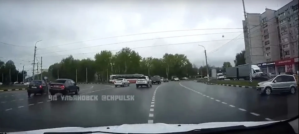 В аварии в Ульяновске автомобиль от удара подлетел над дорогой