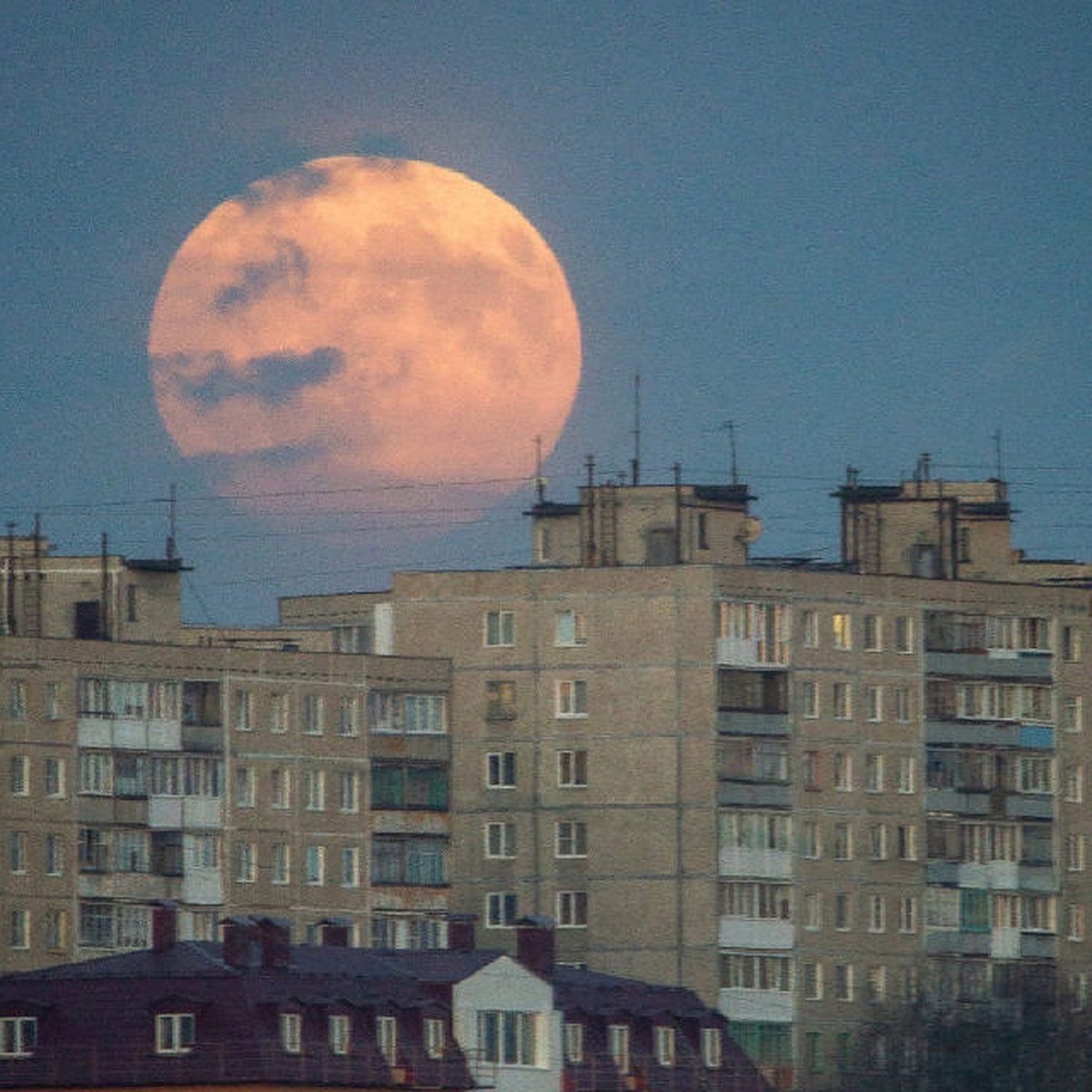 Не фотошоп! В Мурманске сняли шикарный восход Луны - KP.RU