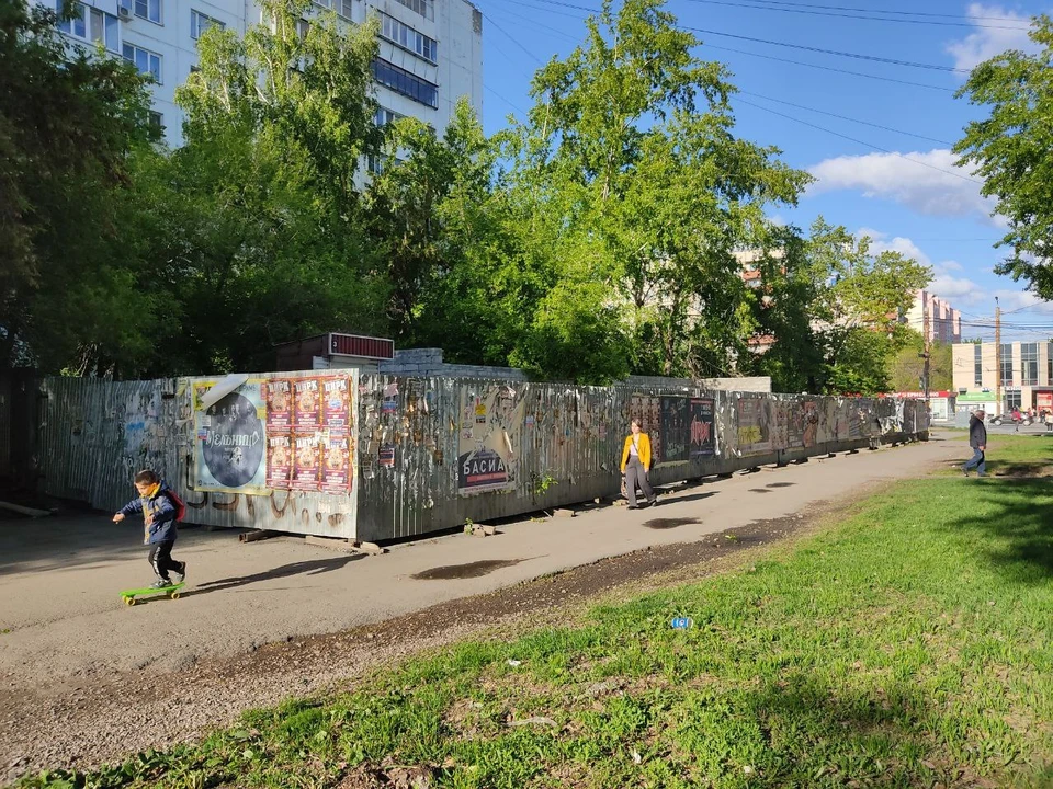 Вот такой забор уже 4,5 года мозолит глаза челябинцам. Фото: КП-Челябинск