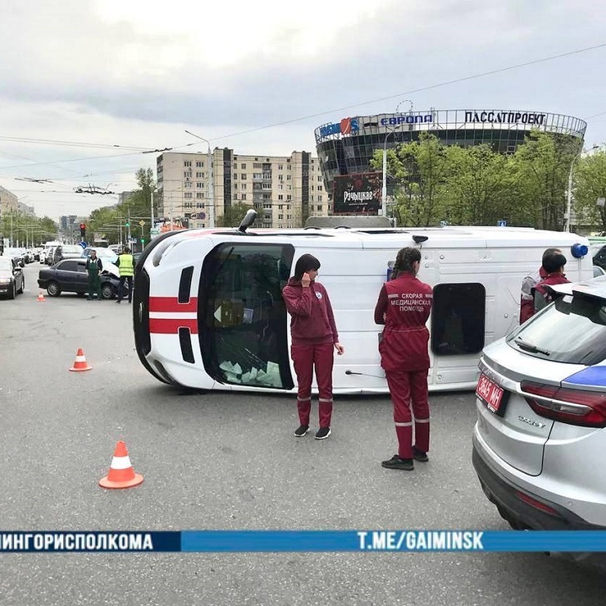 Появилось видео, где скорая перевернулась во время аварии в Минске - KP.RU