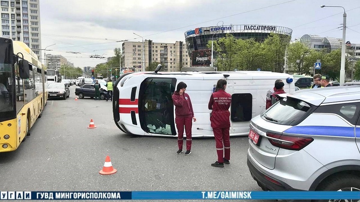 Появилось видео, где скорая перевернулась во время аварии в Минске - KP.RU