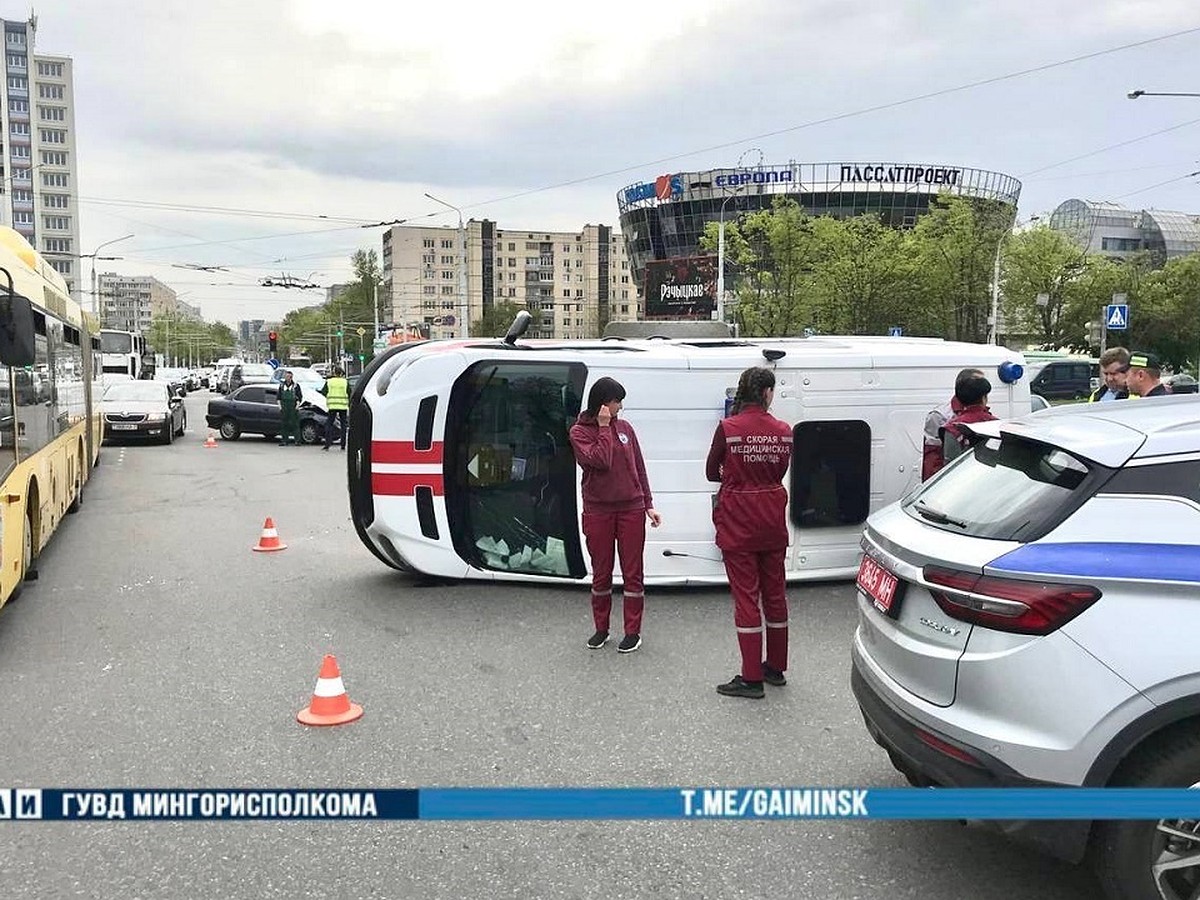 Появилось видео, где скорая перевернулась во время аварии в Минске - KP.RU