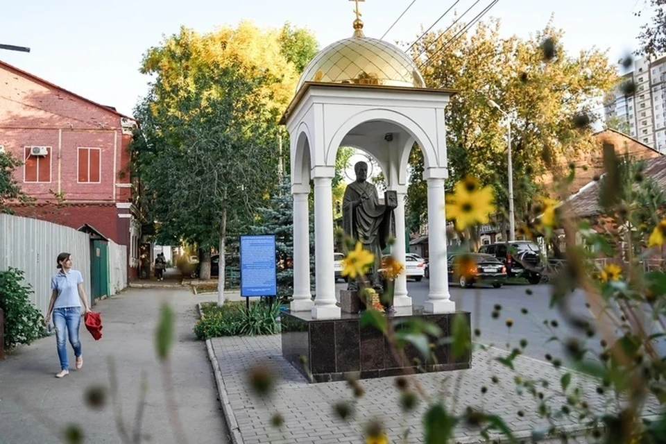 Около дома установили памятник Николаю Чудотворцу