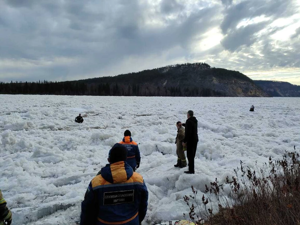 Мэр якутского города Томмот спас подростков, дрейфовавших на льдине. Фото: ГУ МЧС России по Якутии