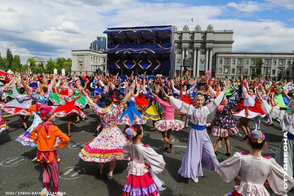 В Самаре поставили рекорд по массовому вращению в народном танце. ФОТО: Влад Жаринов