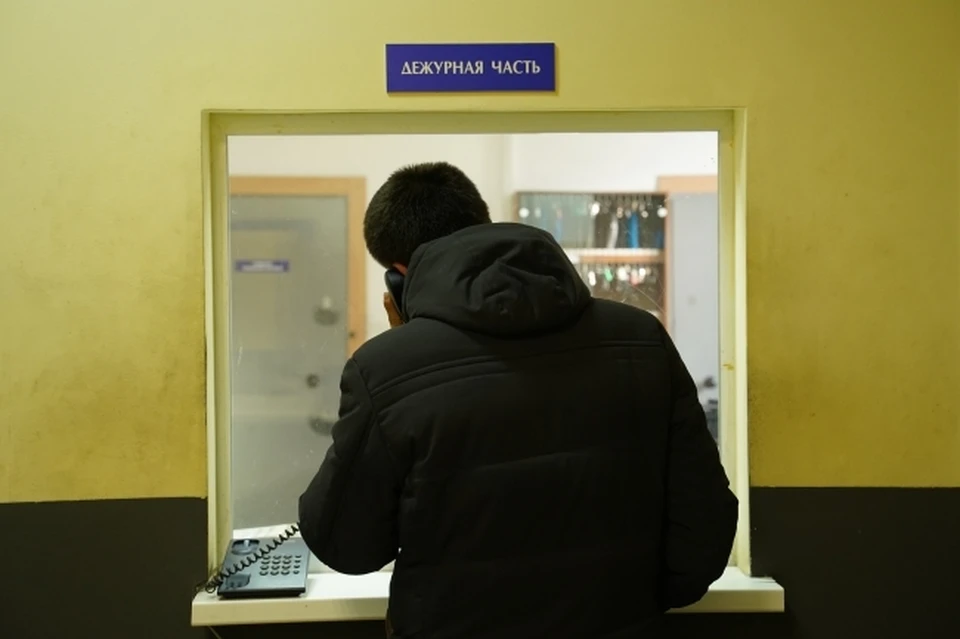 Участковый на протяжении года получал взятки, за это закрывал глаза на происходящее
