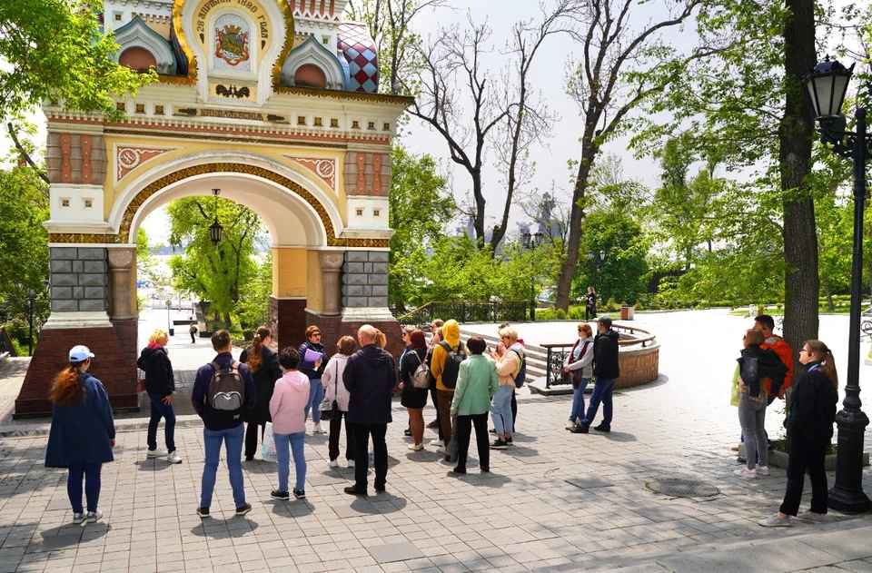Люди не только побывали в музеях, но и прошлись по достопримечательностям города.