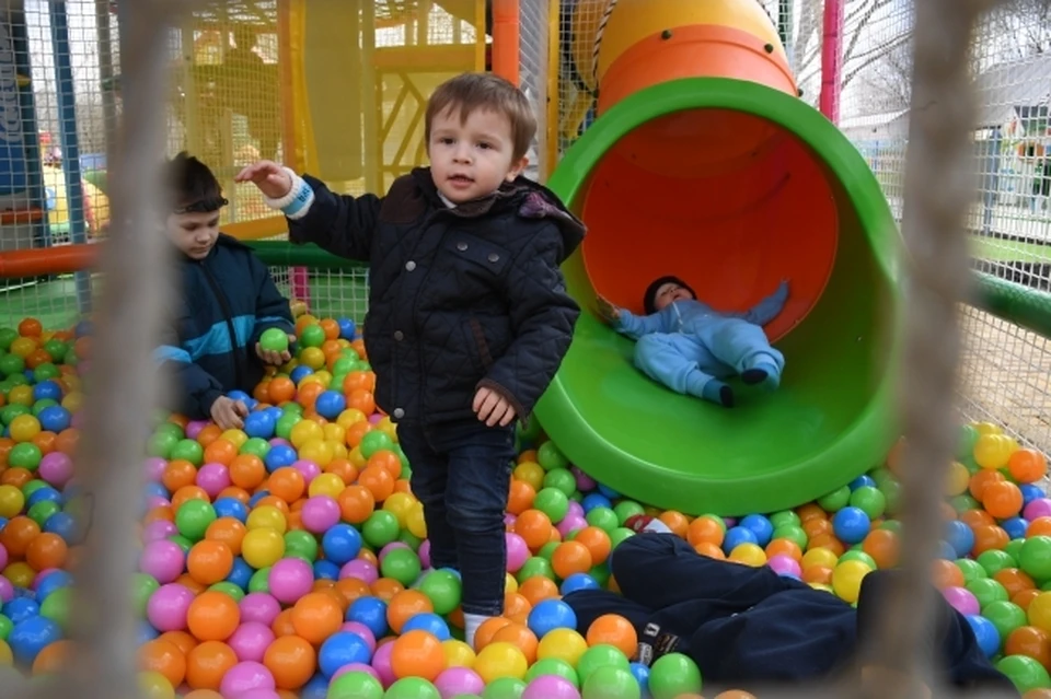 Дети играют