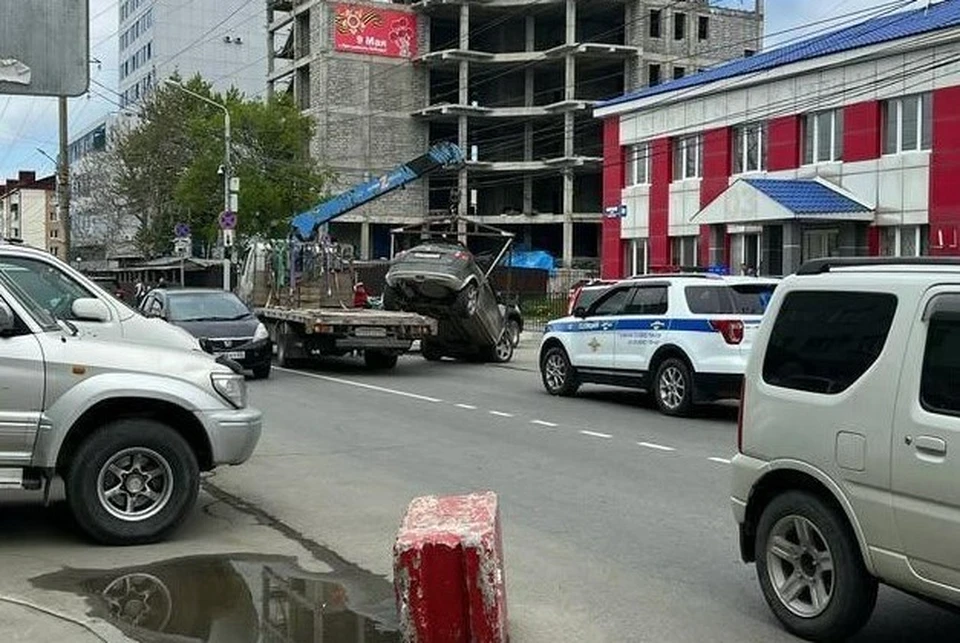 В Южно-Сахалинске при погрузке на эвакуатор уронили автомобиль. Фото Telegram-канала «Инцидент 65»