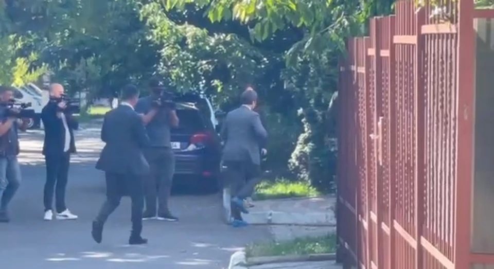 Прокуроры спешат в дом Игоря Додона (Фото: скрин с видео).