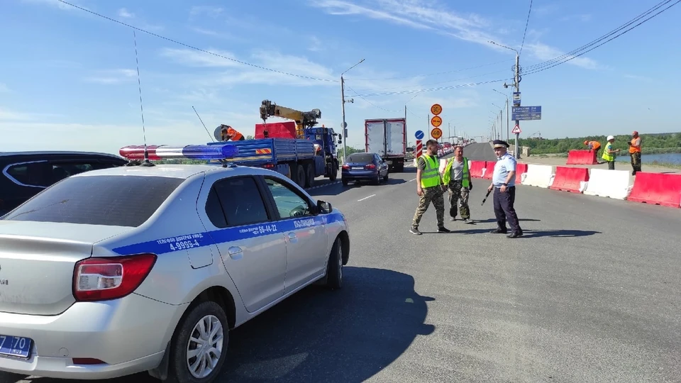 На месте со стороны города в направлении левобережья уже установлены светофоры, которые регулируют движение по Московскому траку и по ул. Нахимова.