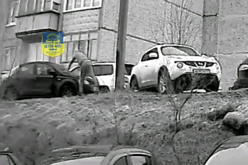 Водителям из Октябрьского округа Мурманска стоит быть осторожнее: неизвестный мужчина вымещает свою злость на припаркованные машины. Фото: vk.com/murmansk_dtp