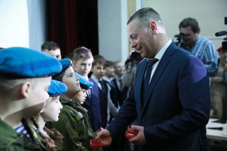 Врио губернатора Ярославского региона Михаил Евраев вручил ребятам значки юнармейцев.
