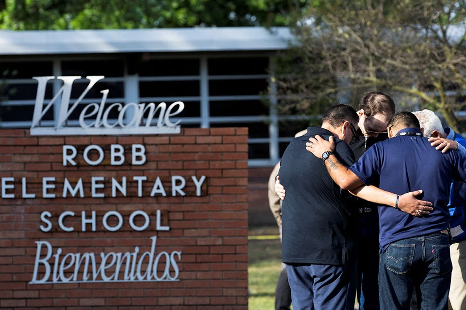 В результате расстрела в начальной школе в городе Ювалди (штат Техас) погиб 21 человек.