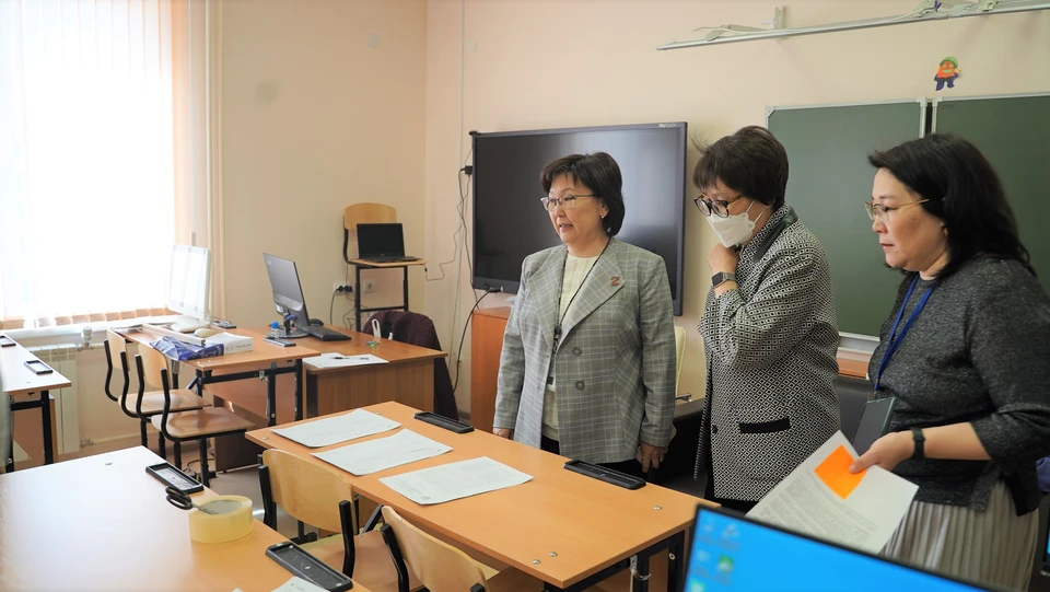 Министр Ирина Любимова проверила готовность пункта проведения экзамена в школе №35 Якутска. Фото: Минобрнауки Якутии