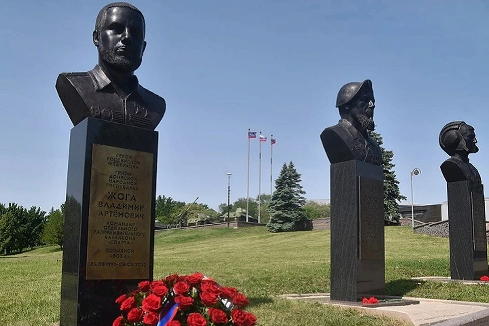 Герой России и ДНР увековечен рядом со своими предшественниками. Фото: сайт Главы ДНР