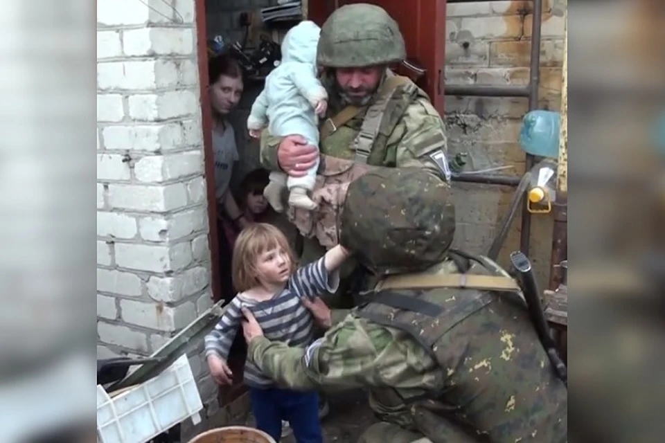 Военнослужащие ЛНР спасли женщину и семерых детей, которых украинские боевики заперли в подвале и заминировали. Фото: кадр из видео НМ ЛНР