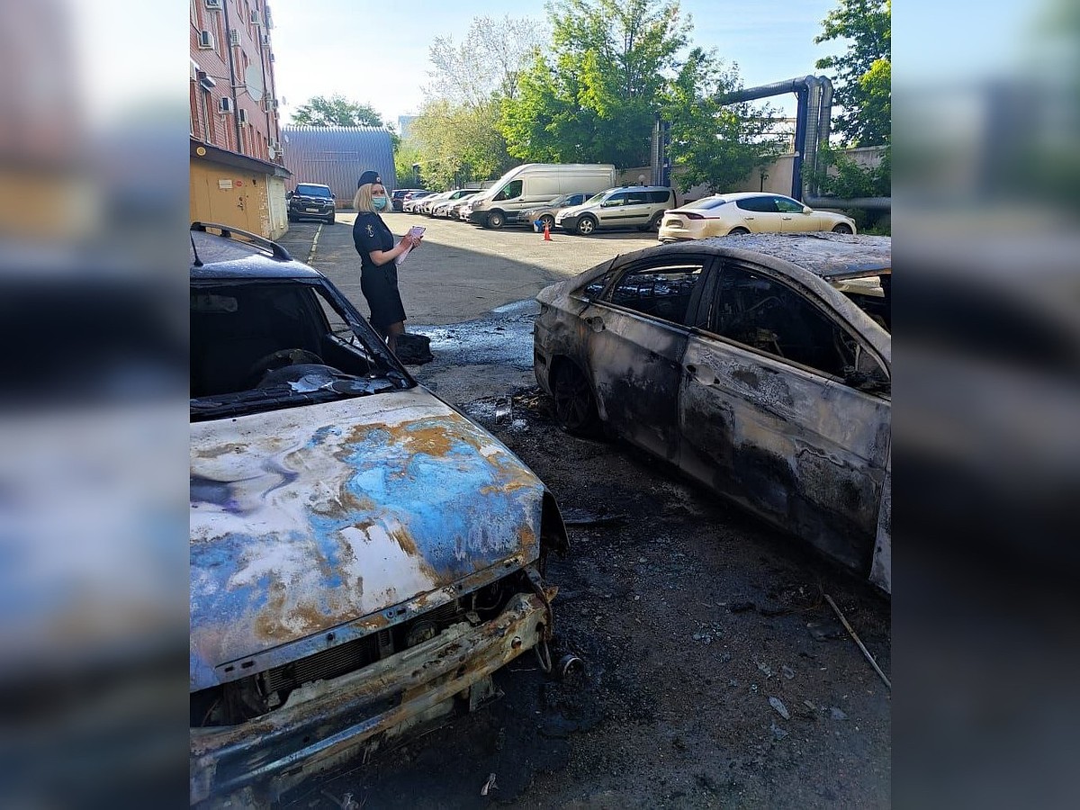 В Оренбурге полицейские ищут виновных в поджоге автомобиля во дворе дома на  Нижнем, 5/6 - KP.RU