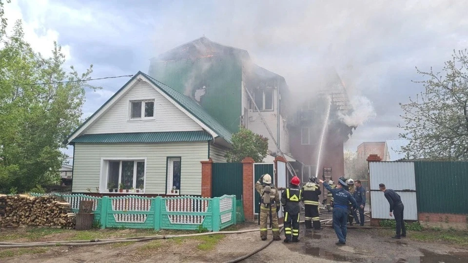 В результате пожара в жилом доме на улице Колхозной в Ижевске погибли три человека, в том числе малолетний ребенок. Фото: ГУ МЧС по УР