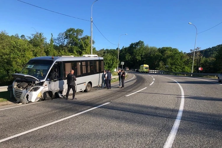 Водитель «Лады Приоры» сбежал после ДТП с пассажирским автобусом в Сочи