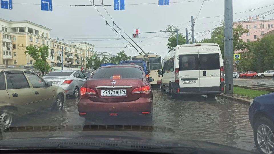 Машинам пришлось буквально плыть.