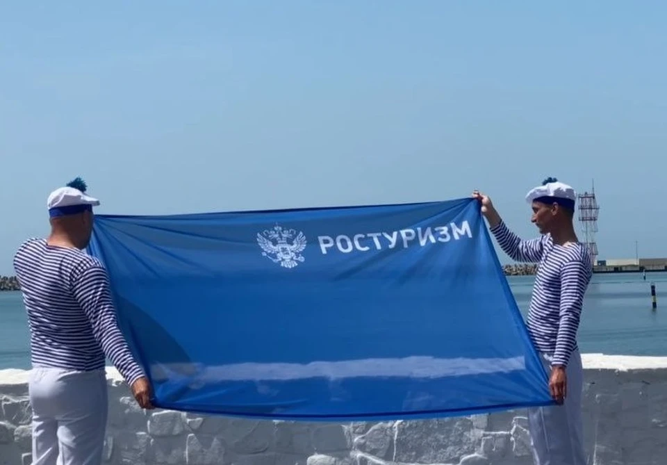 Флаг подняли над пляжем "Маяк"