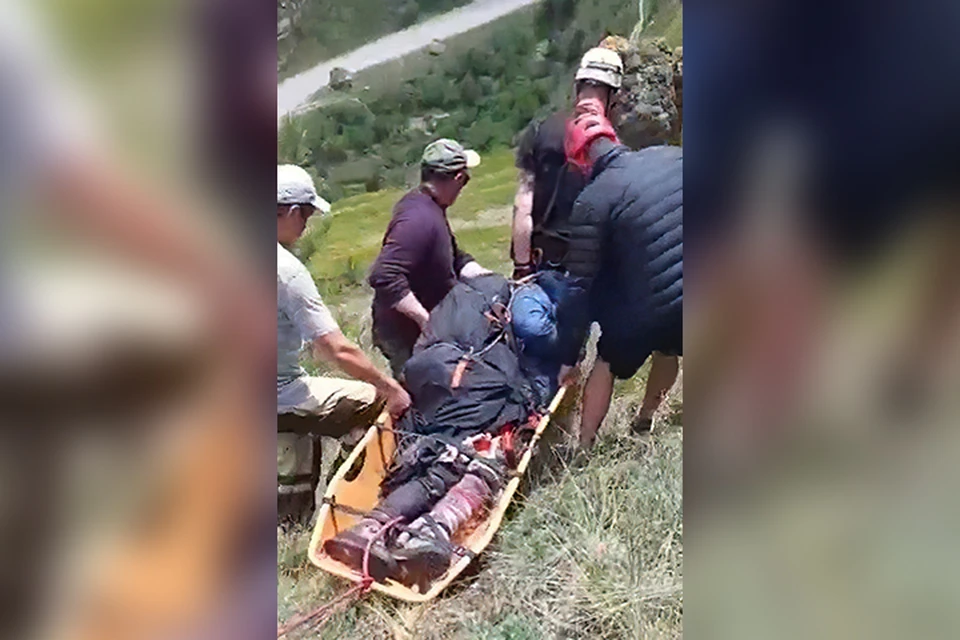 Спасатели спустили травмированного мужчину со склона горы и передали врачам. Фото:скриншот видео