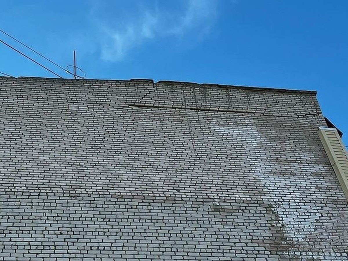 В Новом Уренгое стена многоквартирного дома угрожающе наклонилась над  головами прохожих из-за трещины - KP.RU