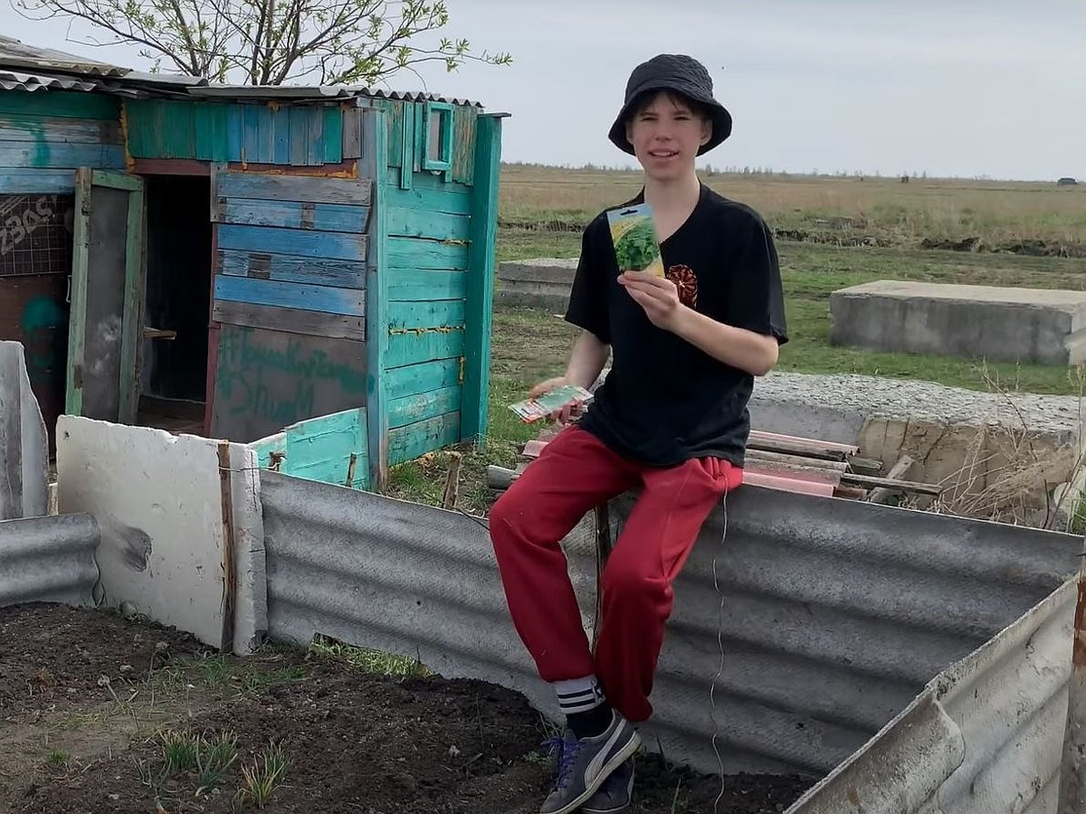 Челябинский школьник, построивший дом без взрослых, сделал себе огородный  участок - KP.RU