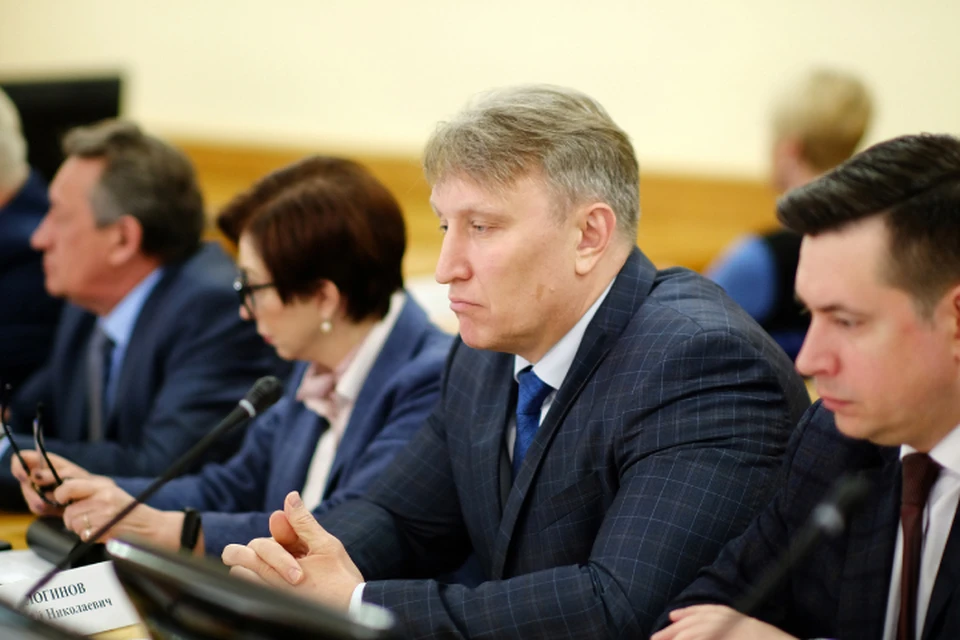 На первой планерке Александр Соколов вручил удостоверение новому министру транспорта региона Юрию Логинову. Фото: kirovreg.ru