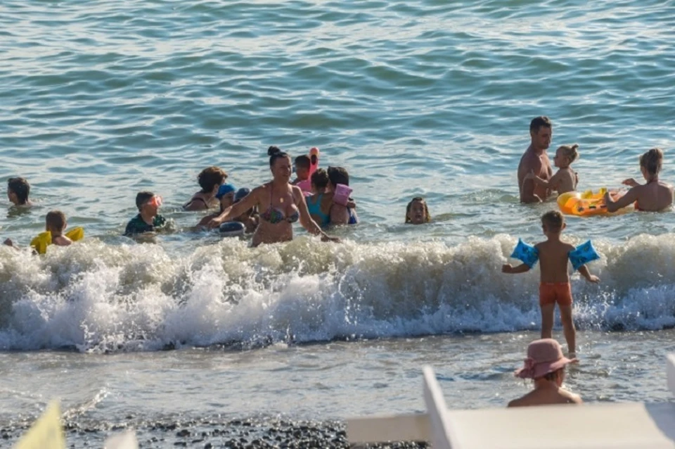 Медики советуют не кормить детей на пляже, пока не вымоют руки.