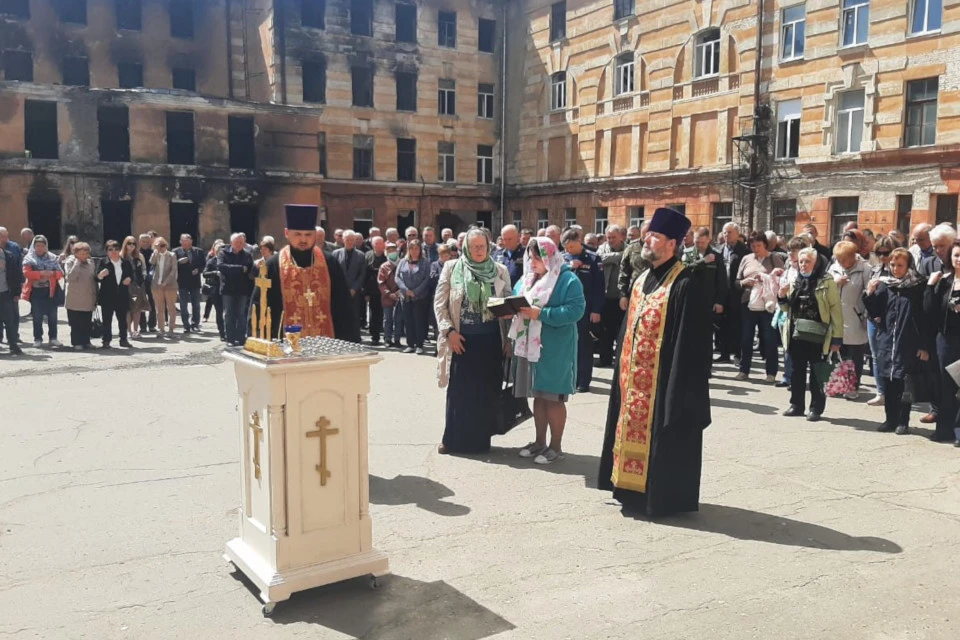 На панихиду пришли родственники и коллеги погибших. Фото: Тверская епархия