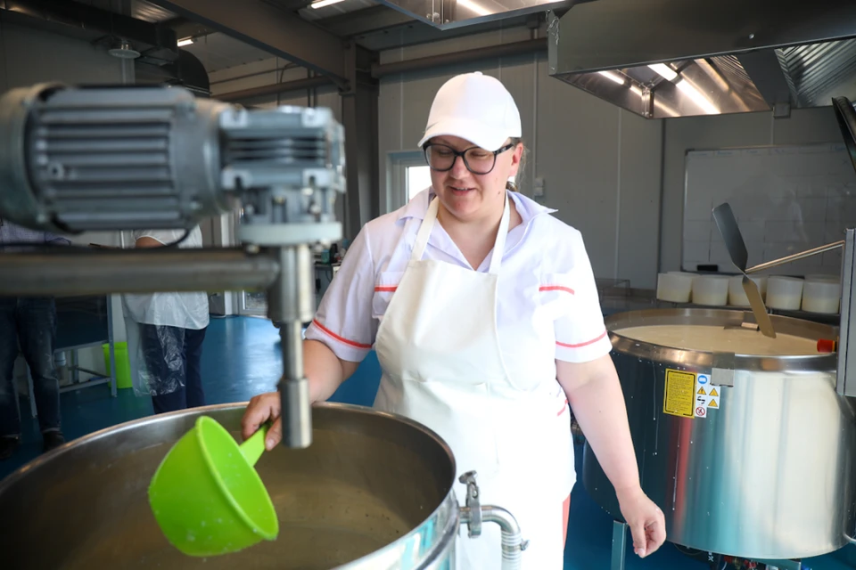 Сыровар Яна Исакова. Фото: Диана ШАРАФУЛИСЛАМОВА, правительство Приморского края