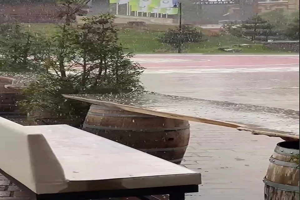 Аномальное природное явление очевидцы сняли на видео и распространяли в соцсетях.