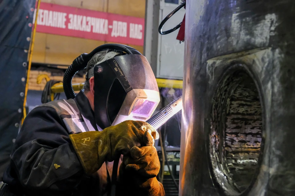 Помимо электрогазосварщиков, в Петербурге активно ищут поваров, водителей, инженеров.