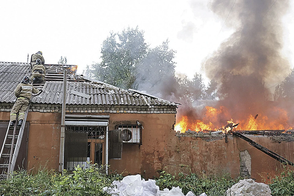 В Донецке после субботних обстрелов со стороны ВСУ пожарным пришлось тушить огонь и на территории предприятия по оказанию ритуальных услуг. Фото: Валентин СПРИНЧАК/ТАСС