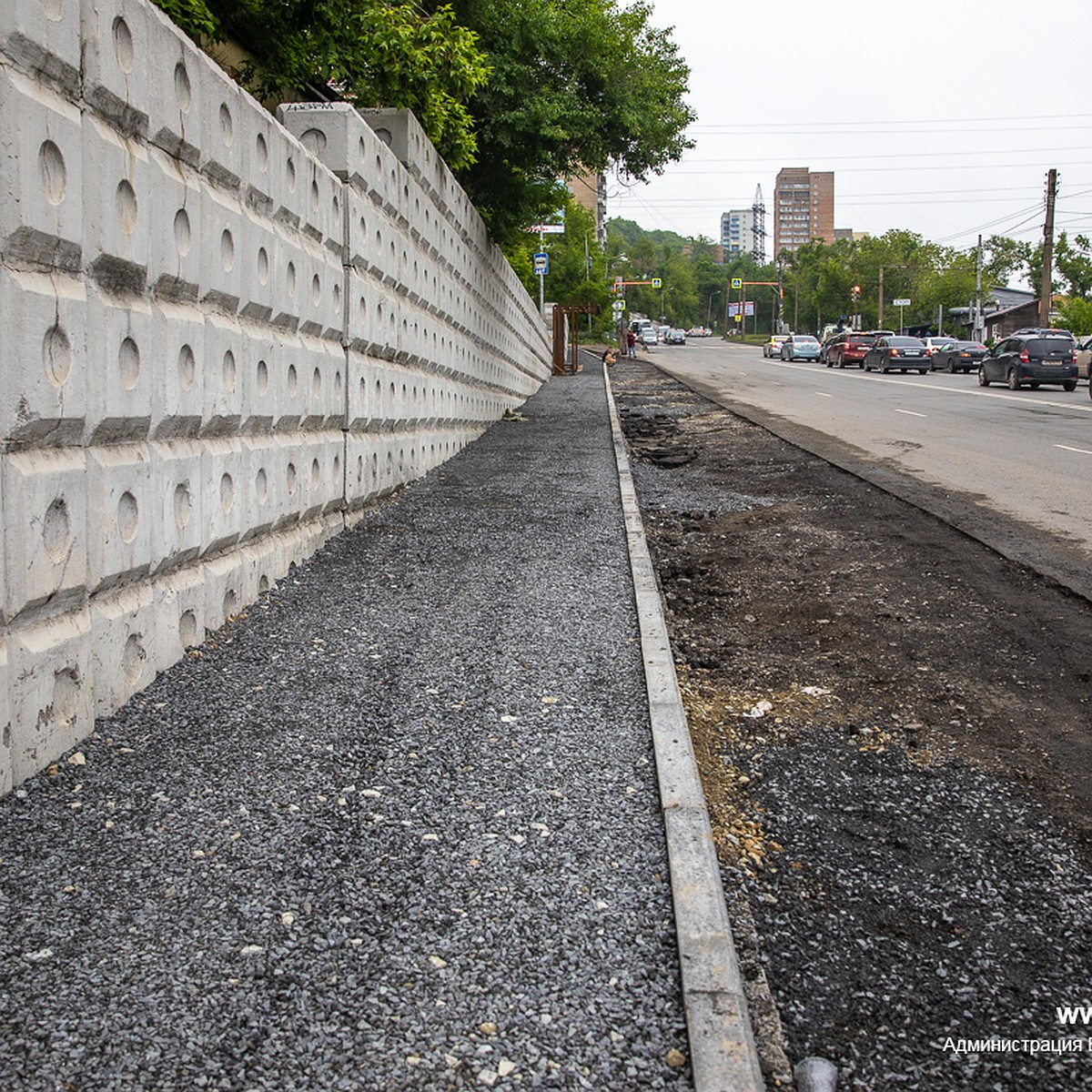 Во Владивостоке завершается строительство нового тротуара и автобусной  остановки - KP.RU