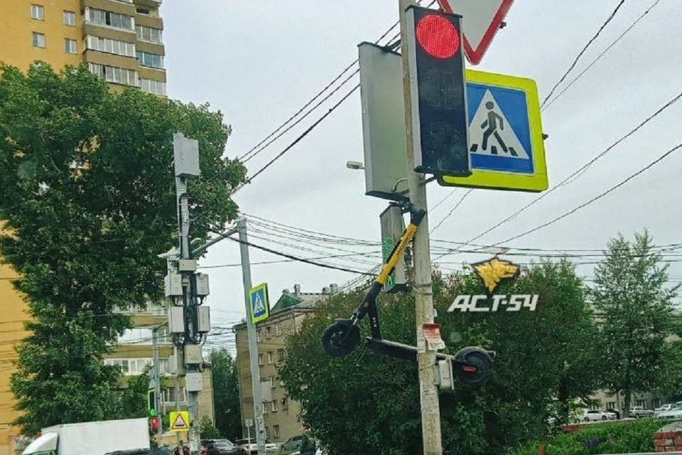 В Новосибирске электросамокат повесили на светофоре на перекрёстке. Фото: "АСТ-54".