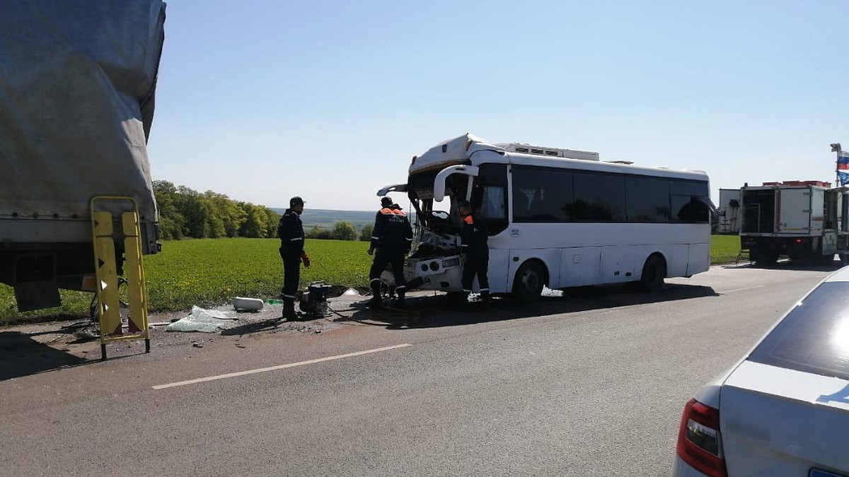 В Ростовской области автобус с пассажирами врезался в грузовик - KP.RU