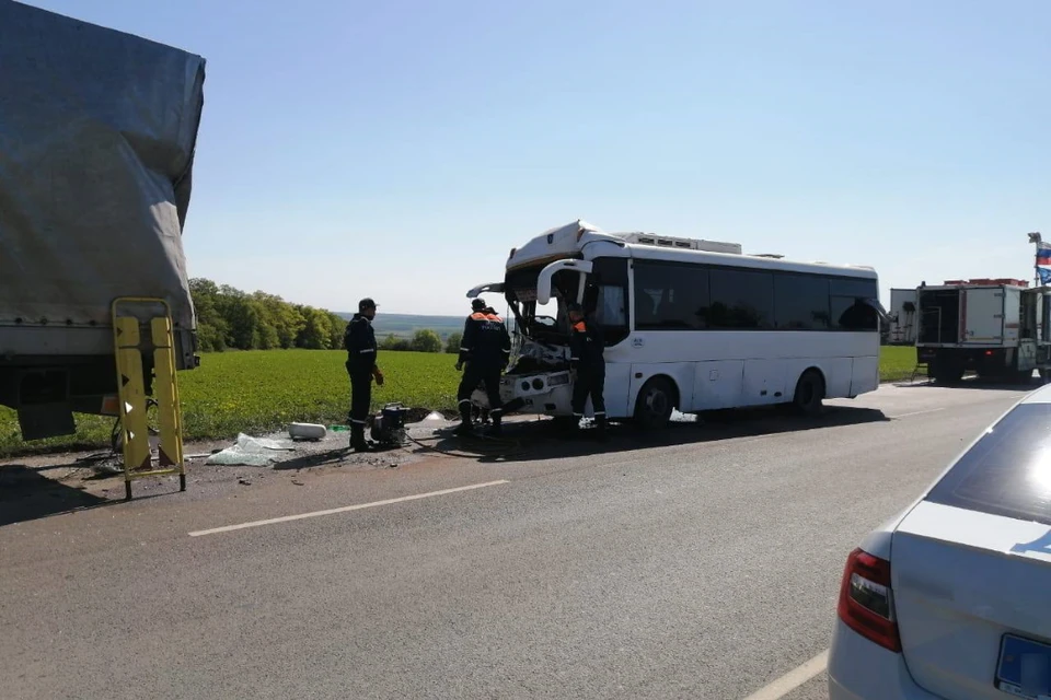 Пострадавших пришлось доставать из автобуса спасателям. Фото: пресс-служба ГУ МЧС по Ростовской области