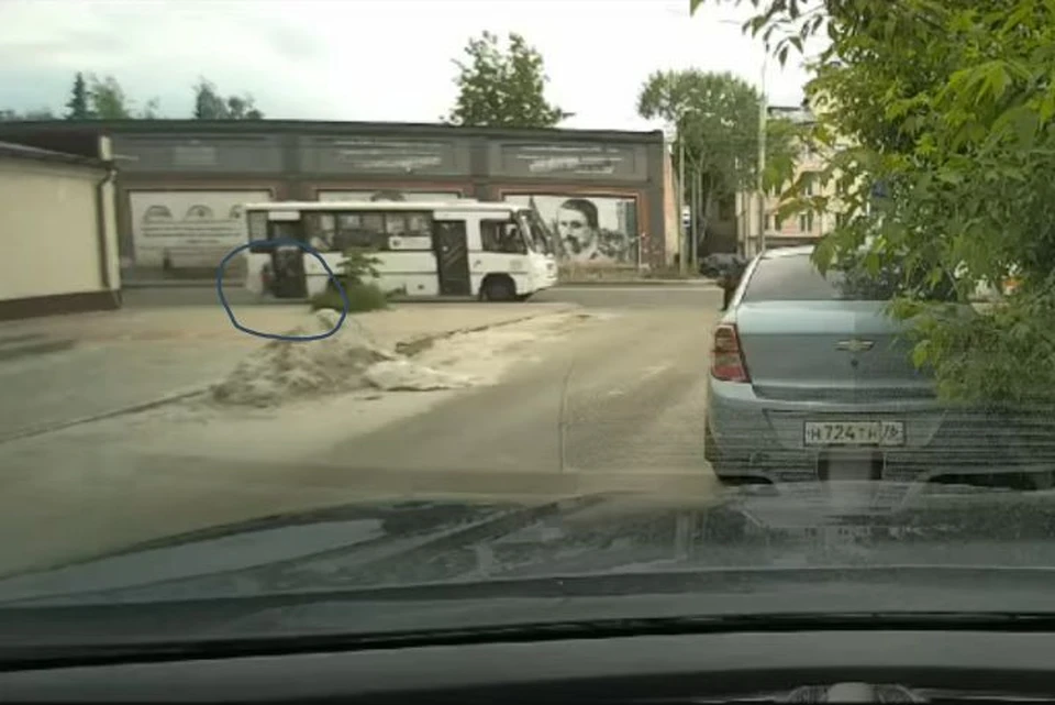 Ногу ребенка зажало дверью автобуса. Скриншот с видео, группа "Подслушано в Ярославле" ВКонтакте