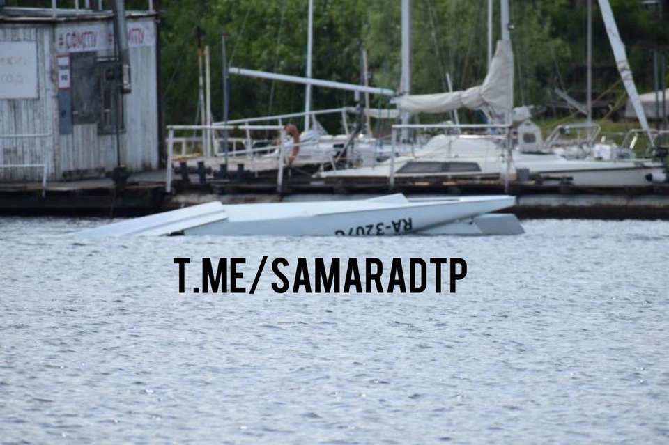 Самолет оказался в воде