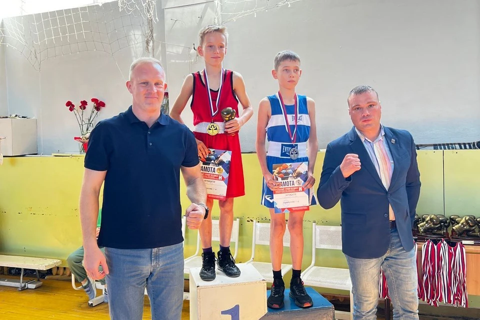 Денис Чаховский (на фото слева) поздравил маленьких победителей. Фото: предоставлено Советом депутатов города Новосибирска.