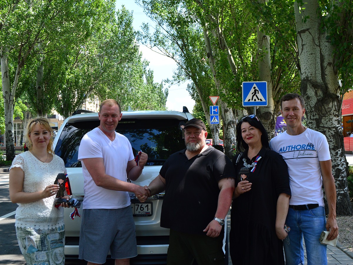 В Донецке сотни водителей разместили на автомобилях наклейки с белгородским  Алешей - KP.RU