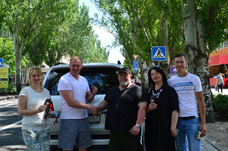 Донецкие автомобилисты с энтузиазмом наклеивали к своим машинам наклейку с изображением мальчишки, ставшим одним из символов спецоперации на Украине